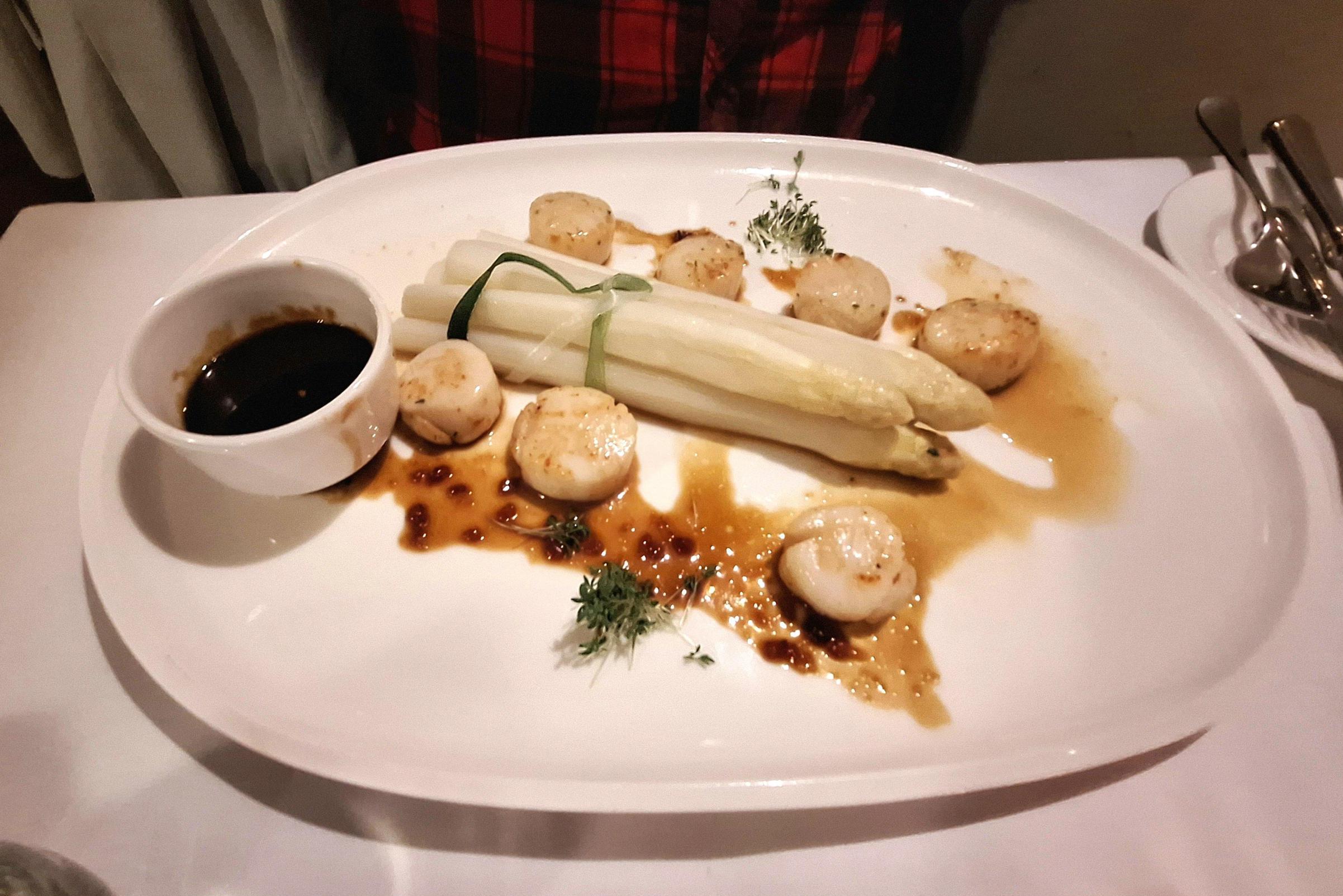 Limburgse asperges zijn er weer; Drie Cronen in Thorn geeft het witte goud een passend eerbetoon in 